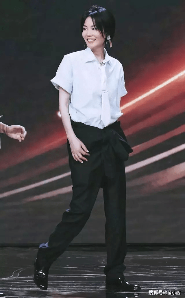 身材|王菲带二女儿李嫣走机场,又现简约穿搭,李嫣比妈妈更“佛系”