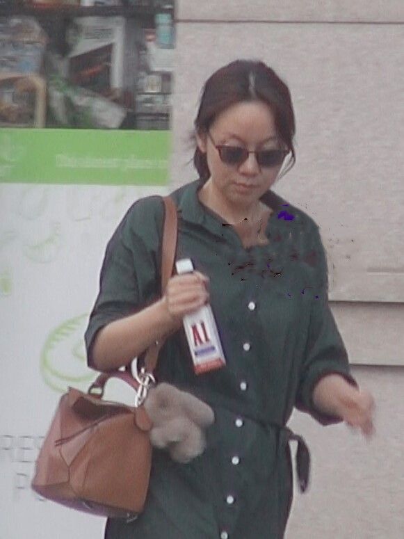 显得|闫妮装不下去了，50岁的皮肤额头出油脸下垂，就是个普通老年人！