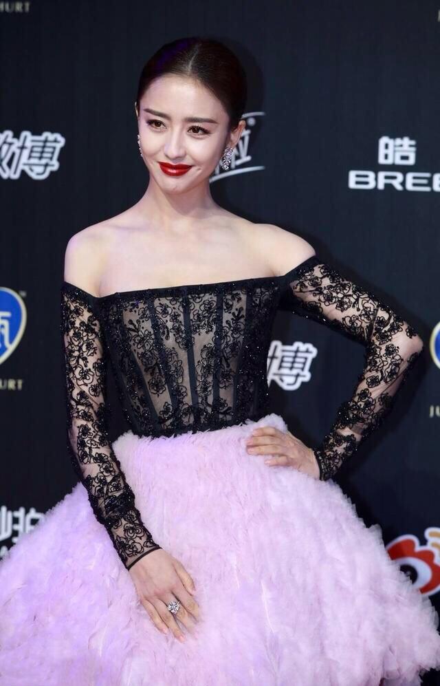 设计|佟丽娅终于妩媚一回，穿半透视薄纱太妩媚，粉色蓬蓬裙有很少女感