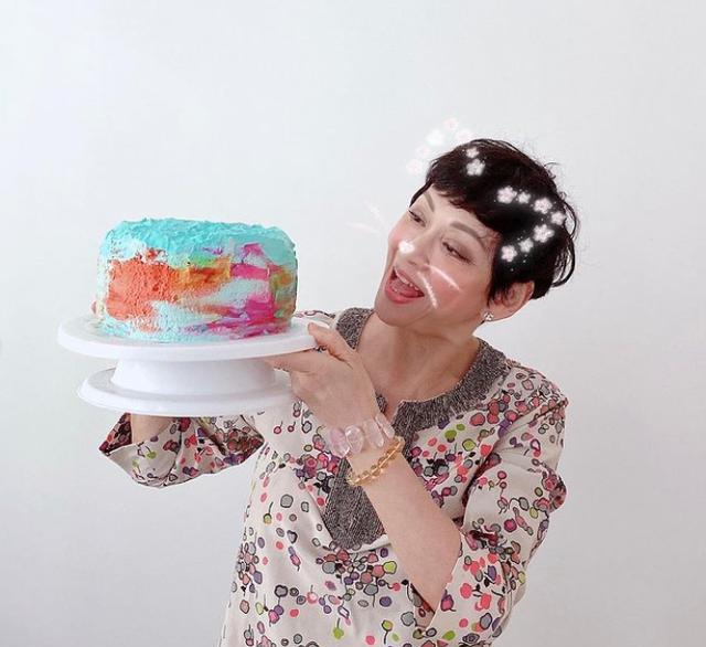 周润发前妻余安安晒照片以及视频为宝贝外孙庆祝满月