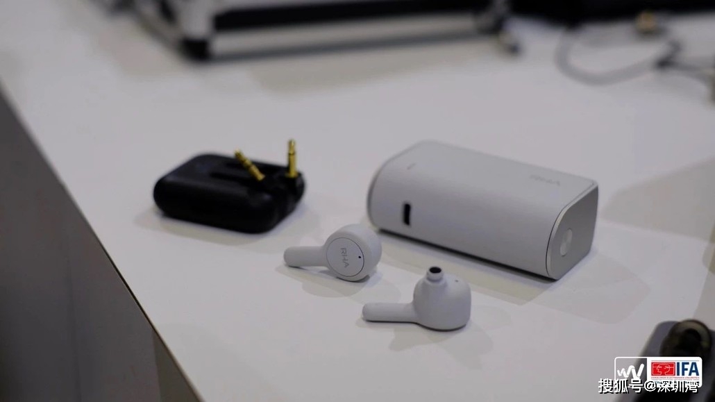 飞机|航空公司加入真无线大潮,开放机上蓝牙,但连错了王思聪的 AirPods 怎么办?