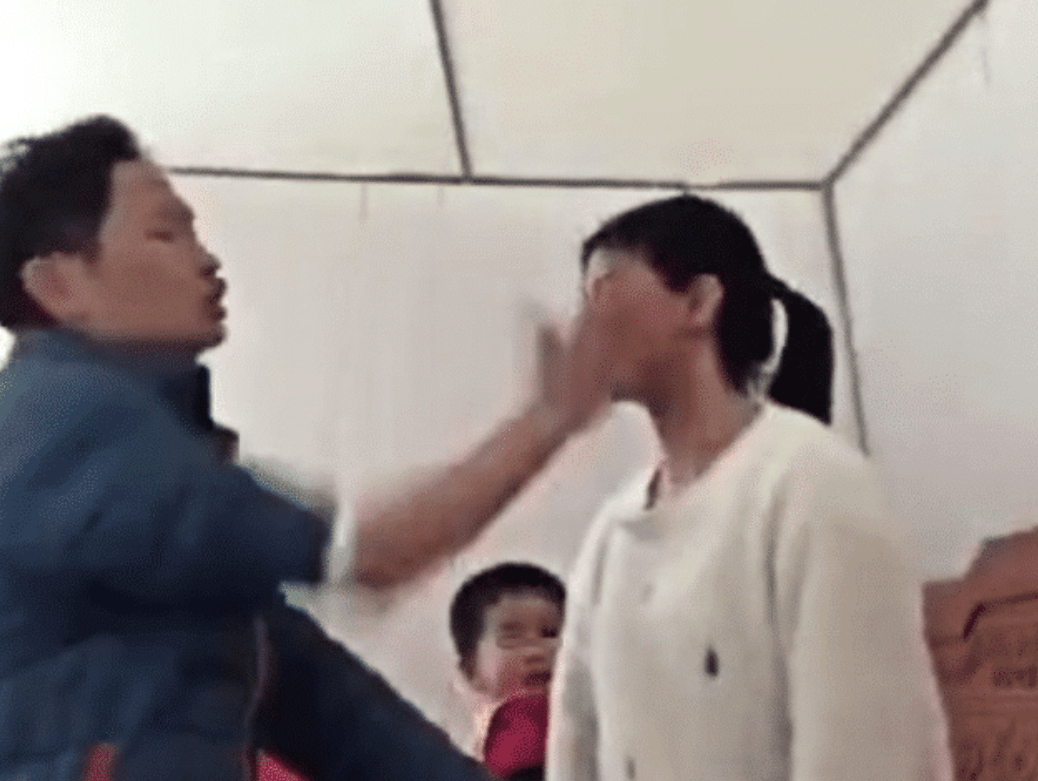 警方|女子遭丈夫扇打28下！儿子就在一旁看着，警方已介入调查