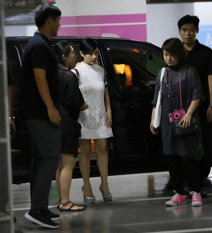 短裙|刘璇全靠鞋拯救身高，穿短裙是显腿长，但整体还比别人矮一大截！