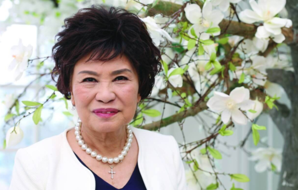 众星为余慕莲庆生84岁化浓妆精神抖擞生日许愿不用再坐轮椅