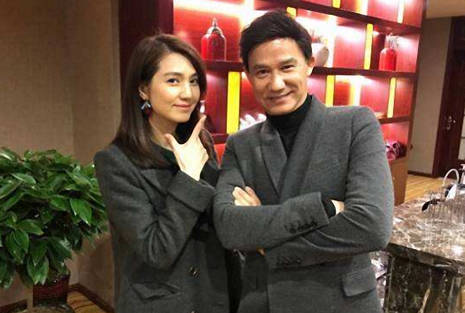 长得帅气演技好出演反派走红,51岁娶小20岁老婆,59岁当爸_李子雄