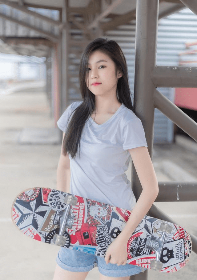 女孩子|俏皮可爱的越南姑娘，T恤配短裤的简约穿搭，看起来格外青春活力