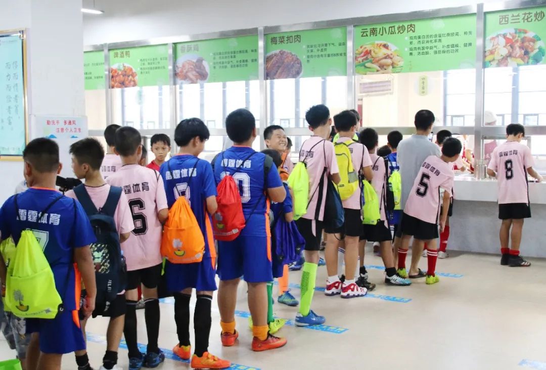 第二届"肇庆华附杯"足球最佳阵容选拔赛在肇庆华附精彩上演