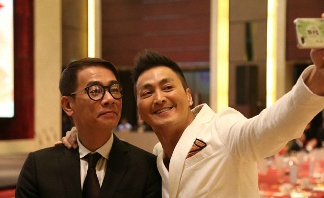 默默守候20多年前一句承诺,60岁的他仍单身,气质不输小鲜肉