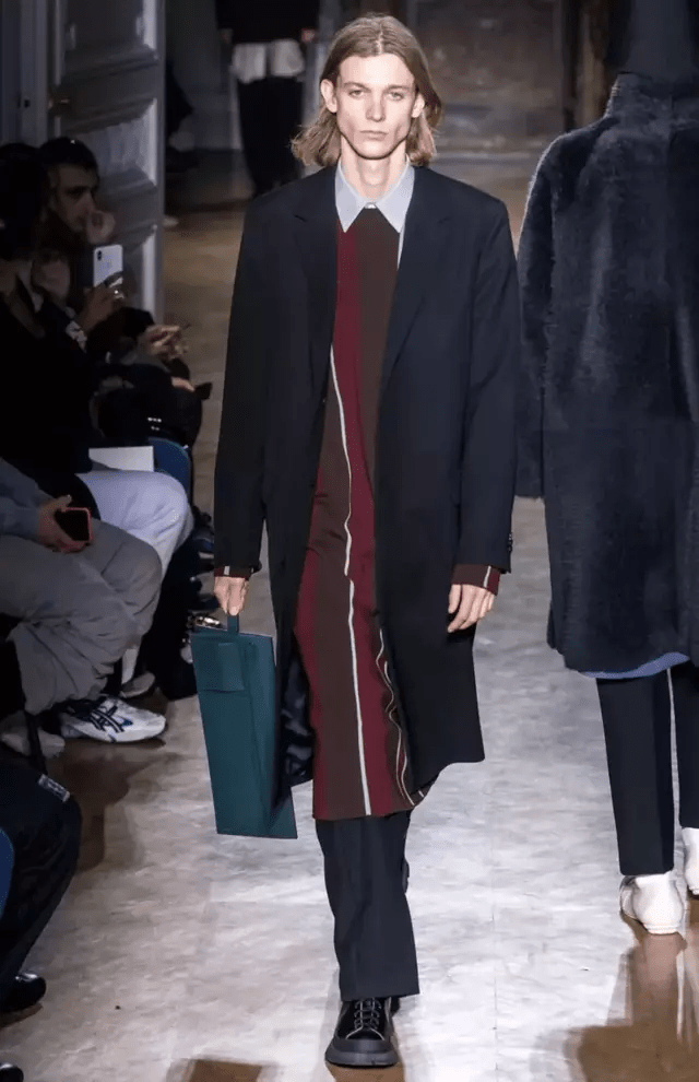 原创英国男主持人真会玩穿15万连衣裙上街博眼球网友厨房围裙