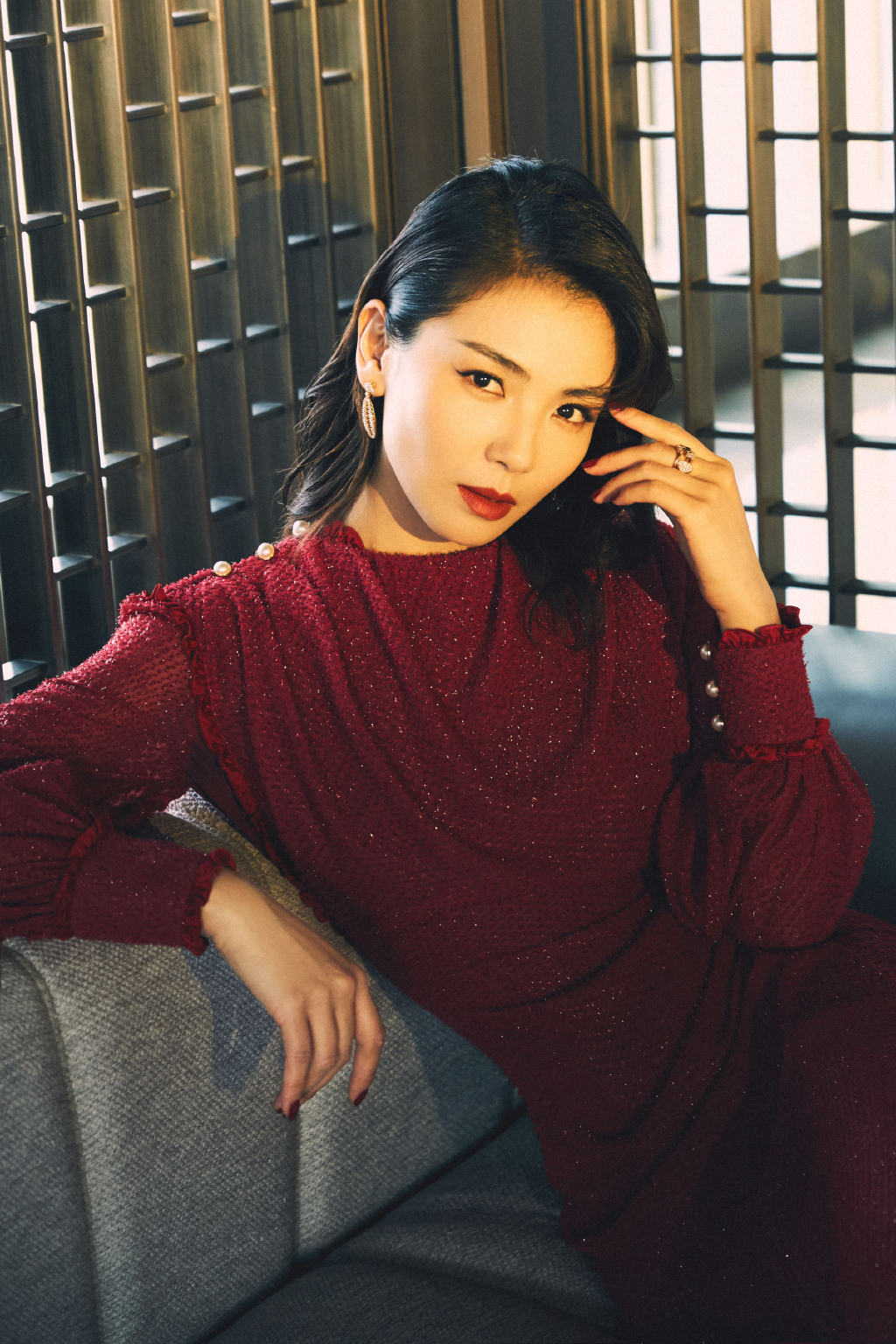 女王|被刘涛美到了，穿开叉裙躺沙发上，秀美腿尽展“高冷范”