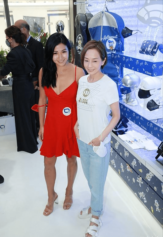 叶童|张国荣前女友罕见亮相，60岁头发花白淡妆撞脸叶童，手纹暴露年龄