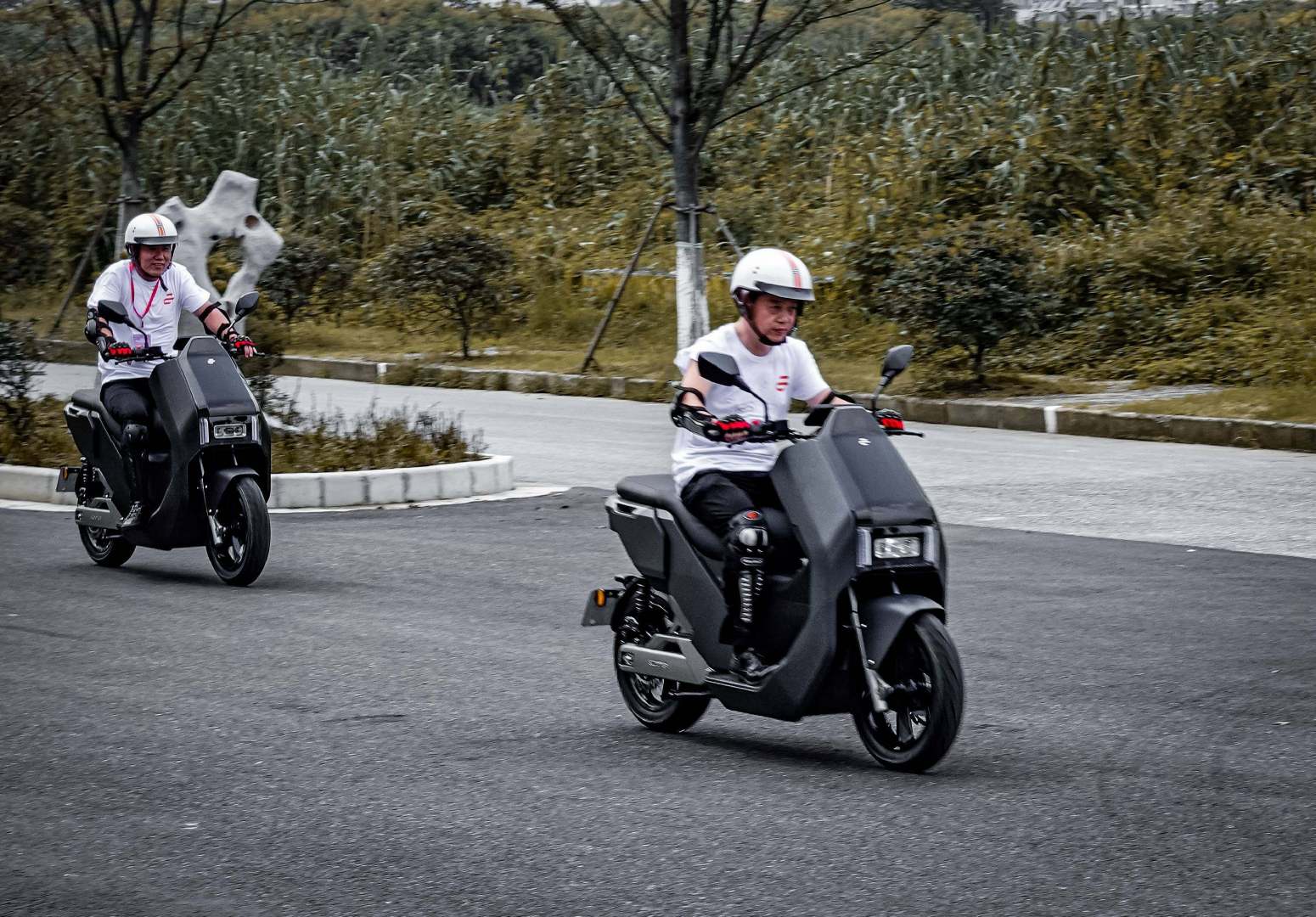 什么电动车比摩托还贵极速103续航200大阳e客e5上市品鉴