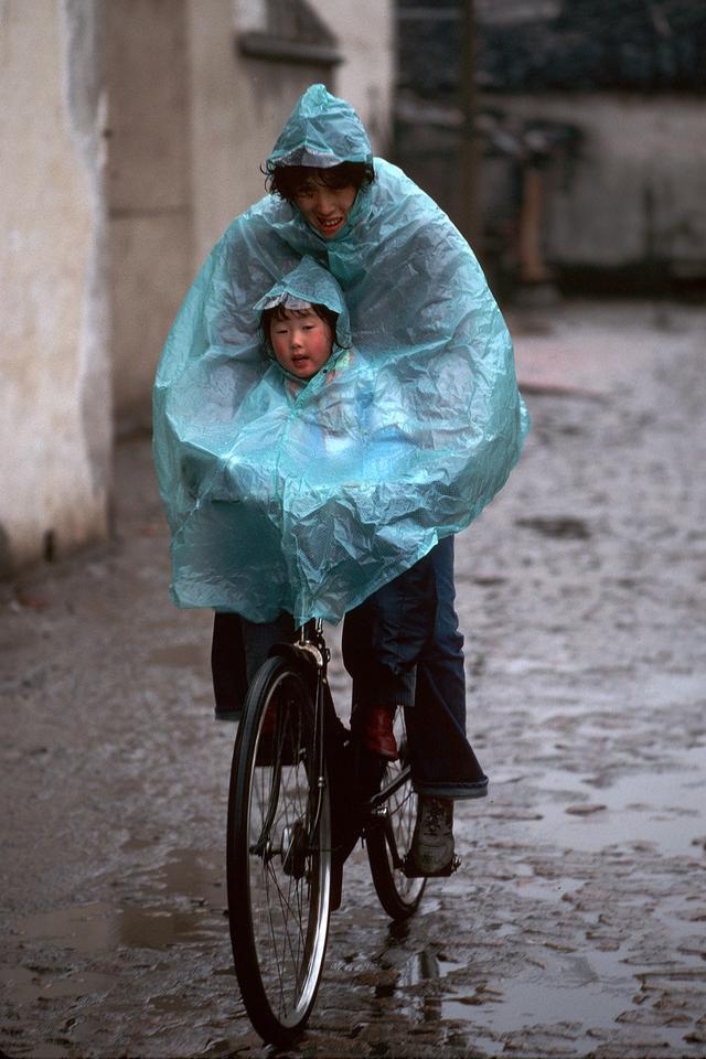 1988年的苏州一个下雨的天气里 1986年的杭州西湖,细雨蒙蒙,情意绵绵