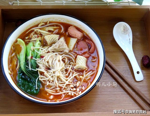 丸子|天热没食欲就吃这碗饭,比泡面简单比煮面香,吃完还想吃