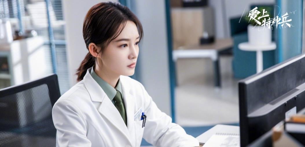 李沁现身《中国医生》首映礼,状态超好,满满正能量