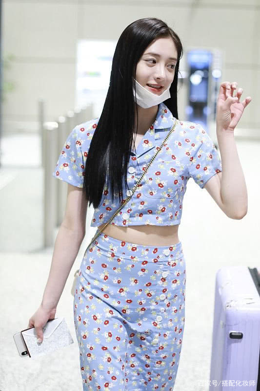 女生|像周洁琼这样穿才有少女感，穿碎花裙不够，再配上露脐装才到位！