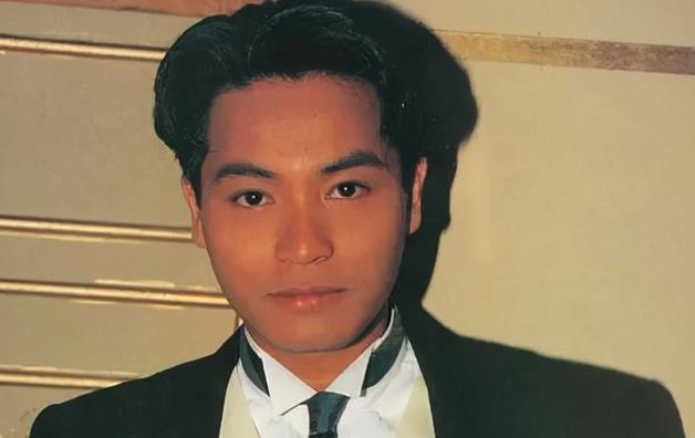 他年轻时颜值惊人,曾被誉为"张国荣接班人",今却被喷僵尸脸_郭晋安