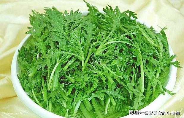 原创茼蒿只会涮火锅解锁新吃法撒把面粉蒸着吃