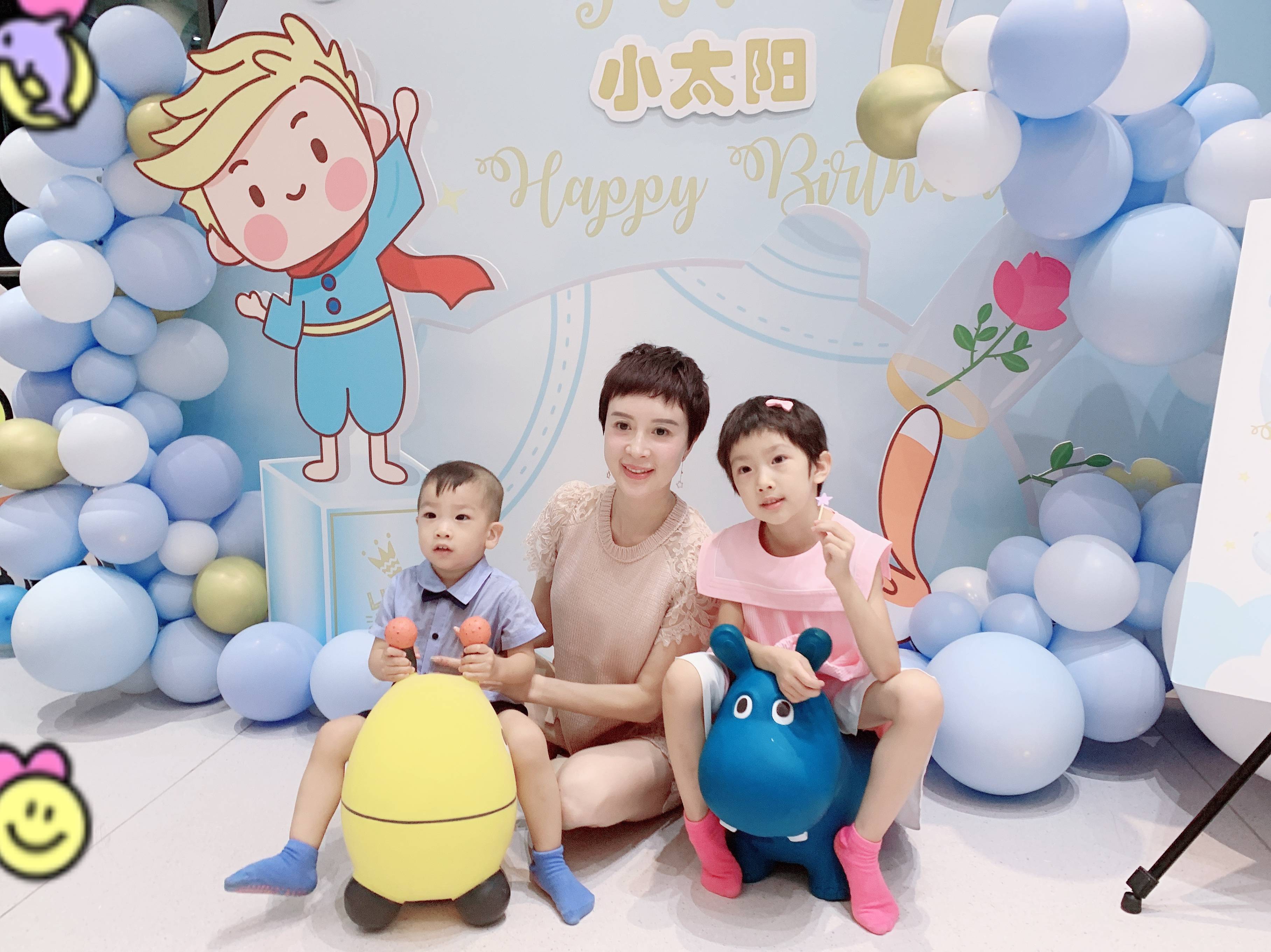 气质|富太太金巧巧为儿子办生日会，穿肉色连身裙身材惊艳，女儿太像妈