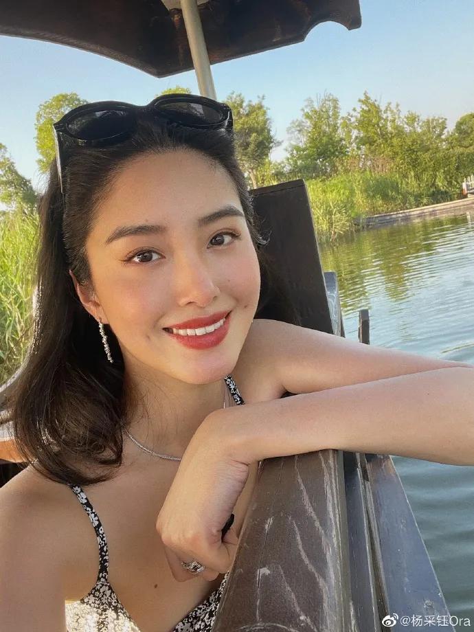 杨采钰穿抹胸长裙很是艳丽动人雪肤娇嫩太性感甜美