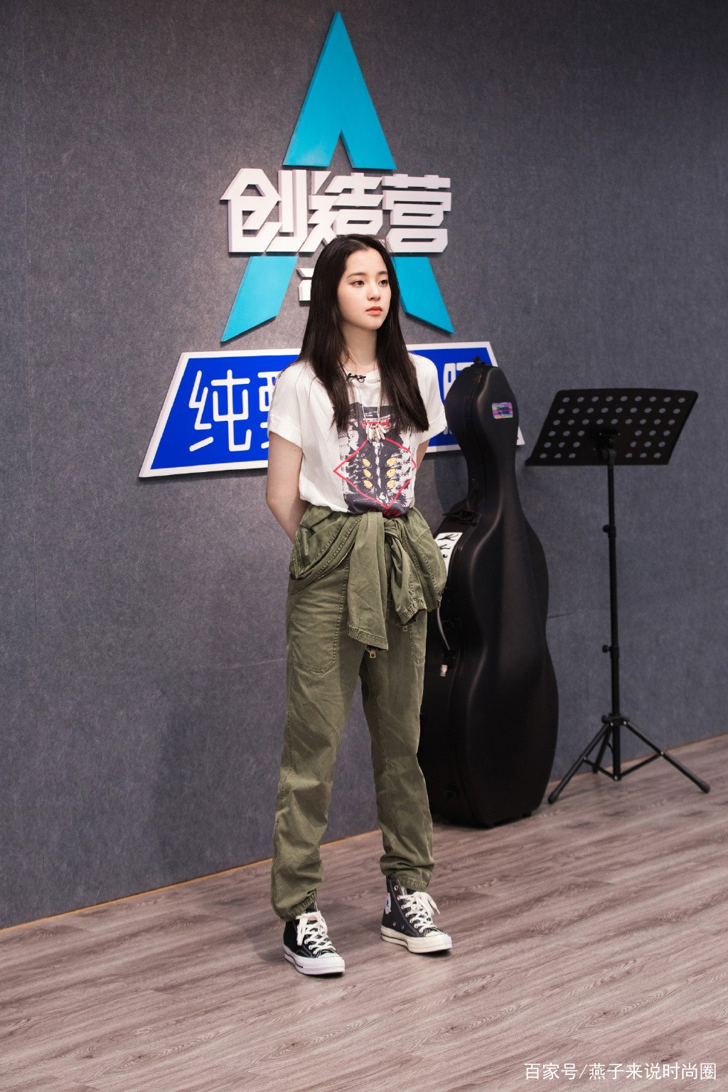 黑色|欧阳娜娜厉害，又拿宽松外套当裙穿，配马丁靴却意外的优雅大气