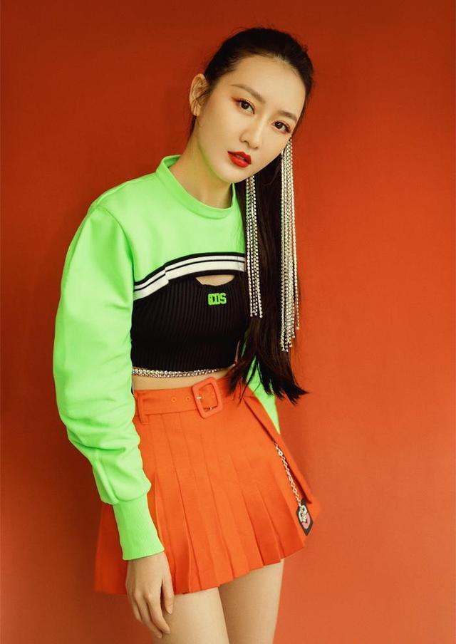 超短裙|37岁王鸥不再低调，“内衣外露”还要搭配超短裙，女团身材太绝了