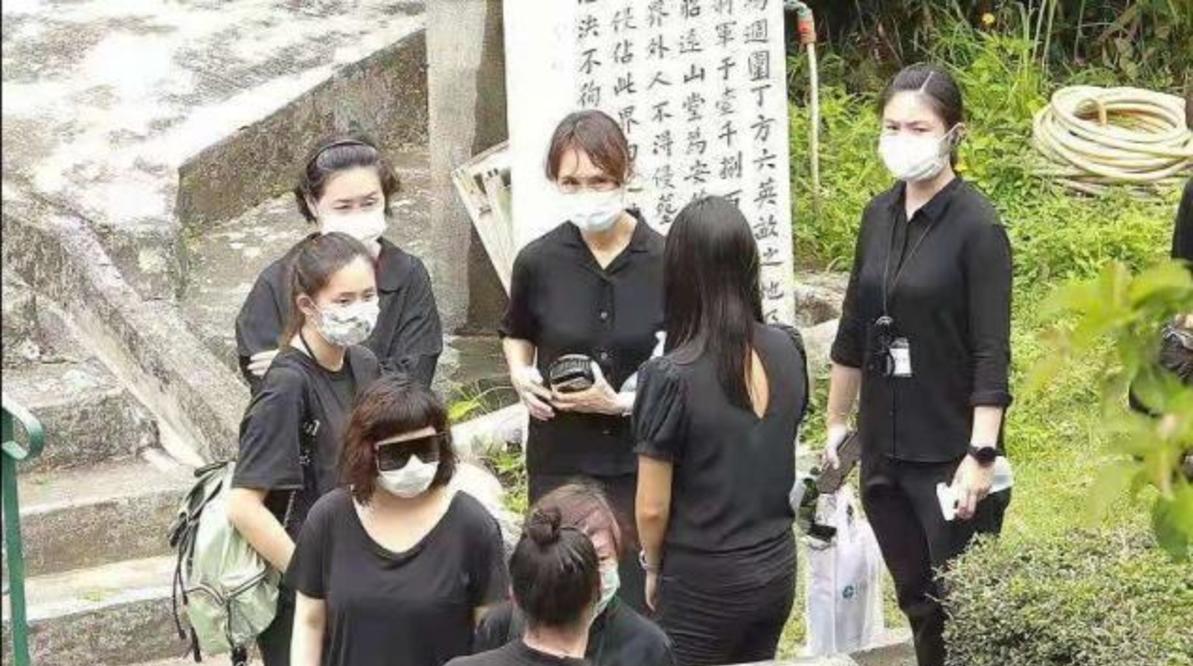 何超盈|赌王下葬现场,三太露面被多人搀扶,何超琼满头白发老太快!