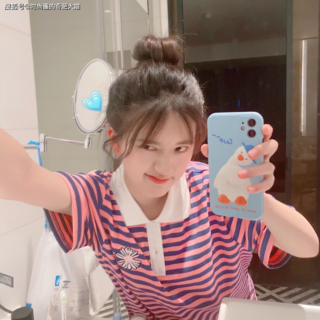 赵露思|T恤还穿不腻？看看爱豆的花式polo穿搭，素人们也值得一试