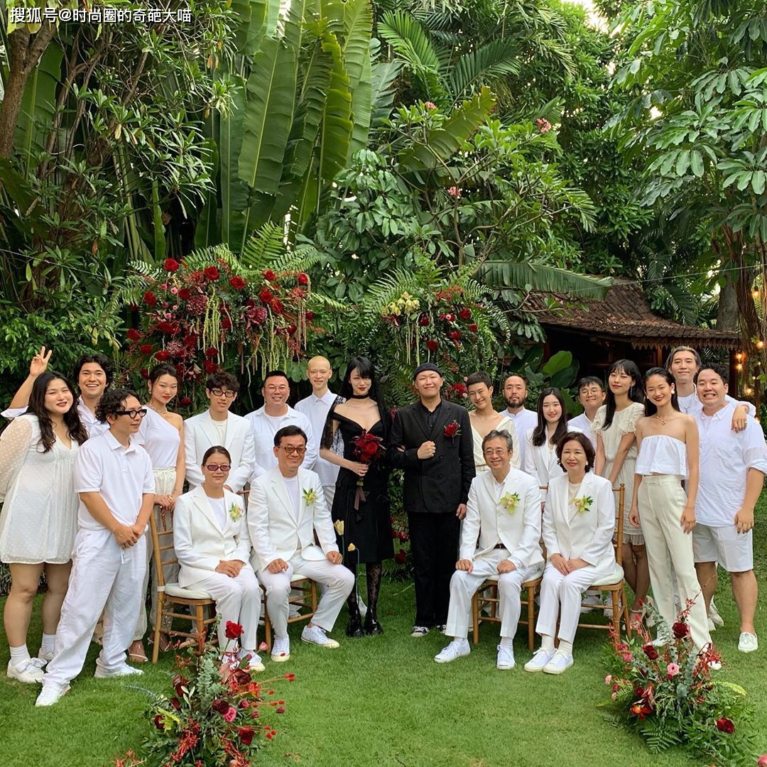 造型|繁琐的婚纱不再流行，吊带裙西装造型深受新娘喜爱，简单优雅