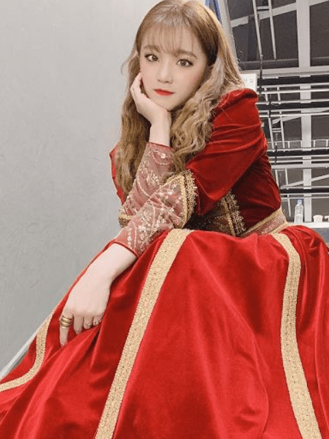 看到照片中的她穿着红色的洛丽塔