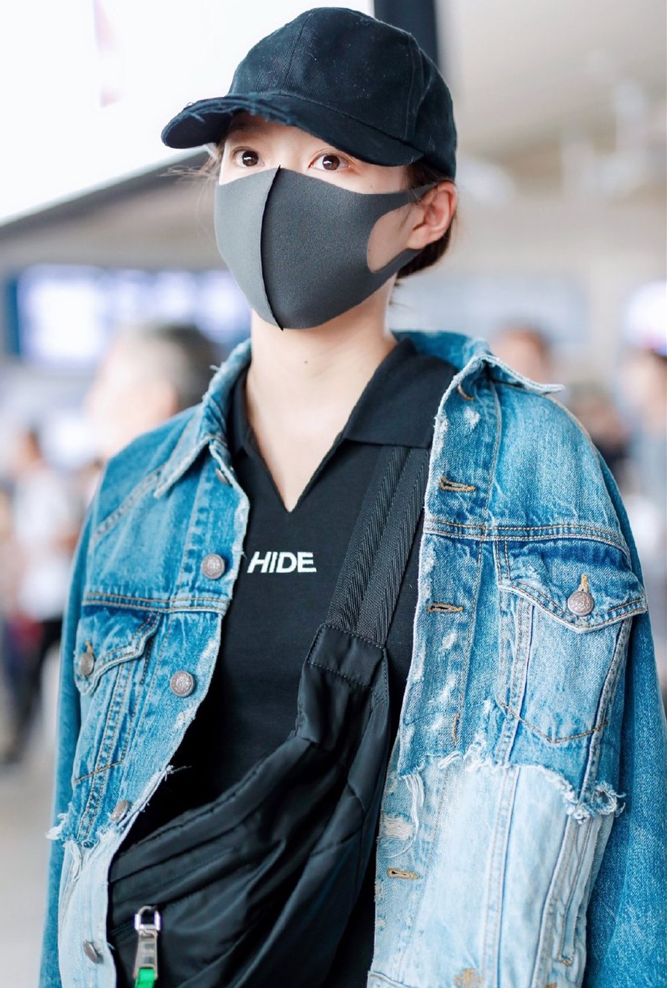 增加了|关晓彤把短裙穿成T恤，搭配“自行车裤”，秀出逆天大长腿