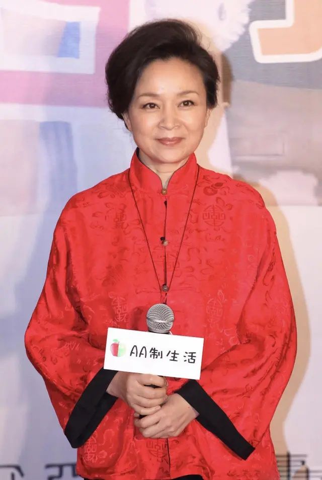 整体|刘莉莉穿紧身裙亮相,肚腩泛滥脸爬满皱纹,但也有中年女性优雅!