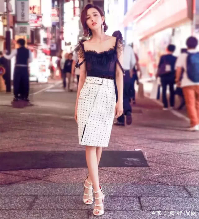 佟丽娅|佟丽娅大胆尝试，烈焰红唇配香槟色开叉裙，美到不敢认！