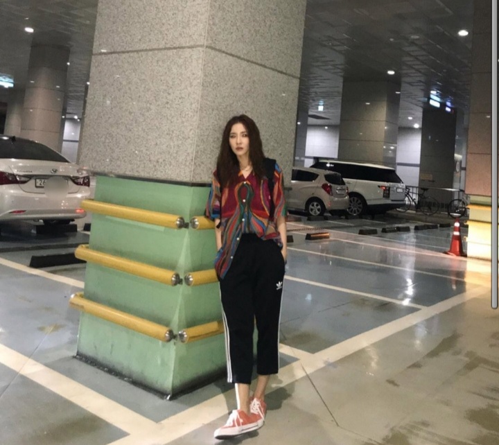 身材|dara久违晒照，大妈裙也挡不住的童颜，真的有35岁吗