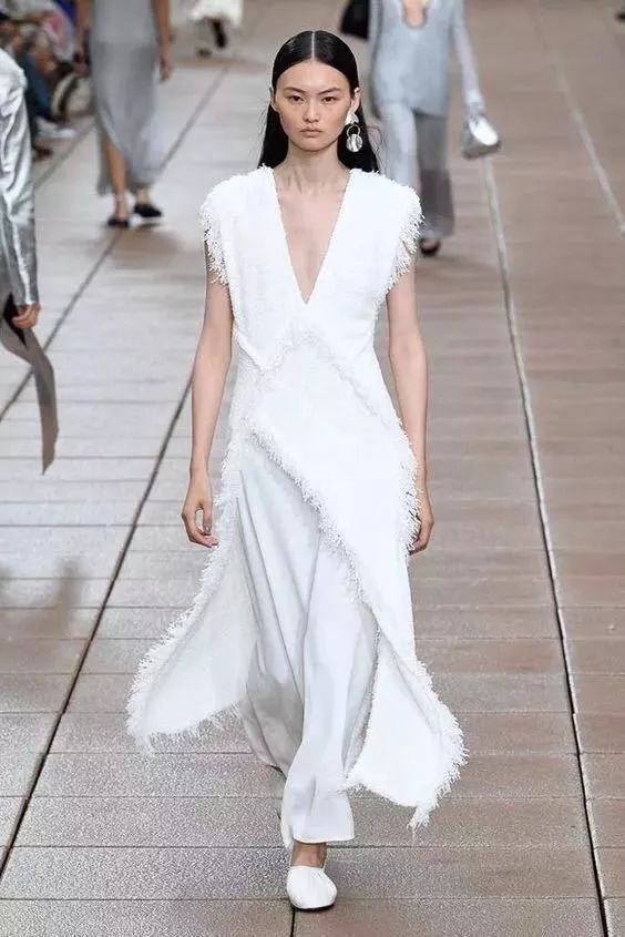 仙女|别再穿高跟鞋了，穿仙女裙＋平底鞋的你，时髦炸！