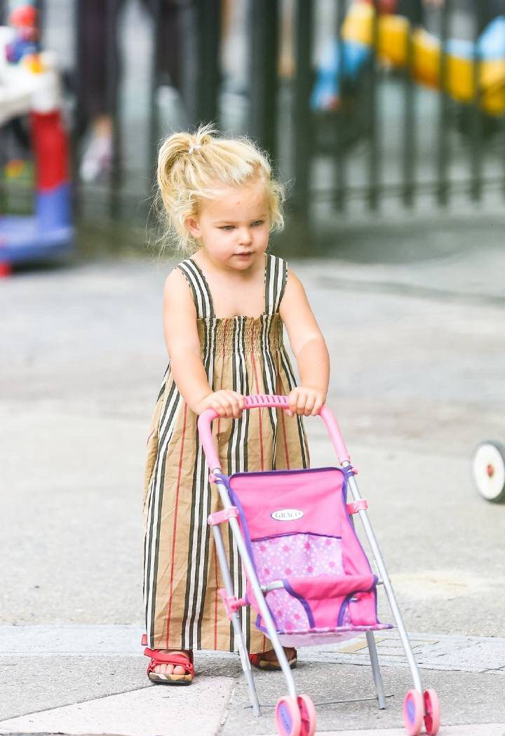 身材|俄罗斯超模伊莉娜出街晒娃,格子衬衫裙母子装,非常接地气