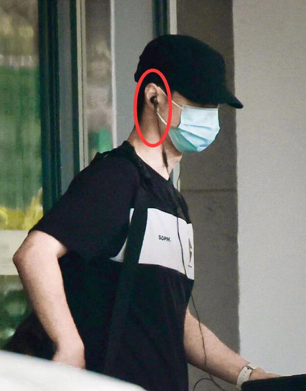 官宣|舞台粉的夏天来了！王一博抵达上海录《街舞4》，T恤设计感十足超帅