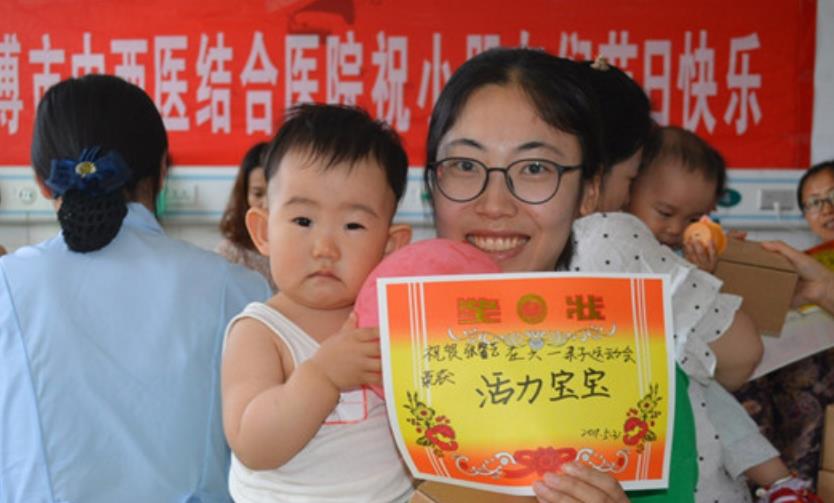 因为|孩子满脸骄傲带奖状回家,宝妈看到奖状上的字却怒了,确实忍不了