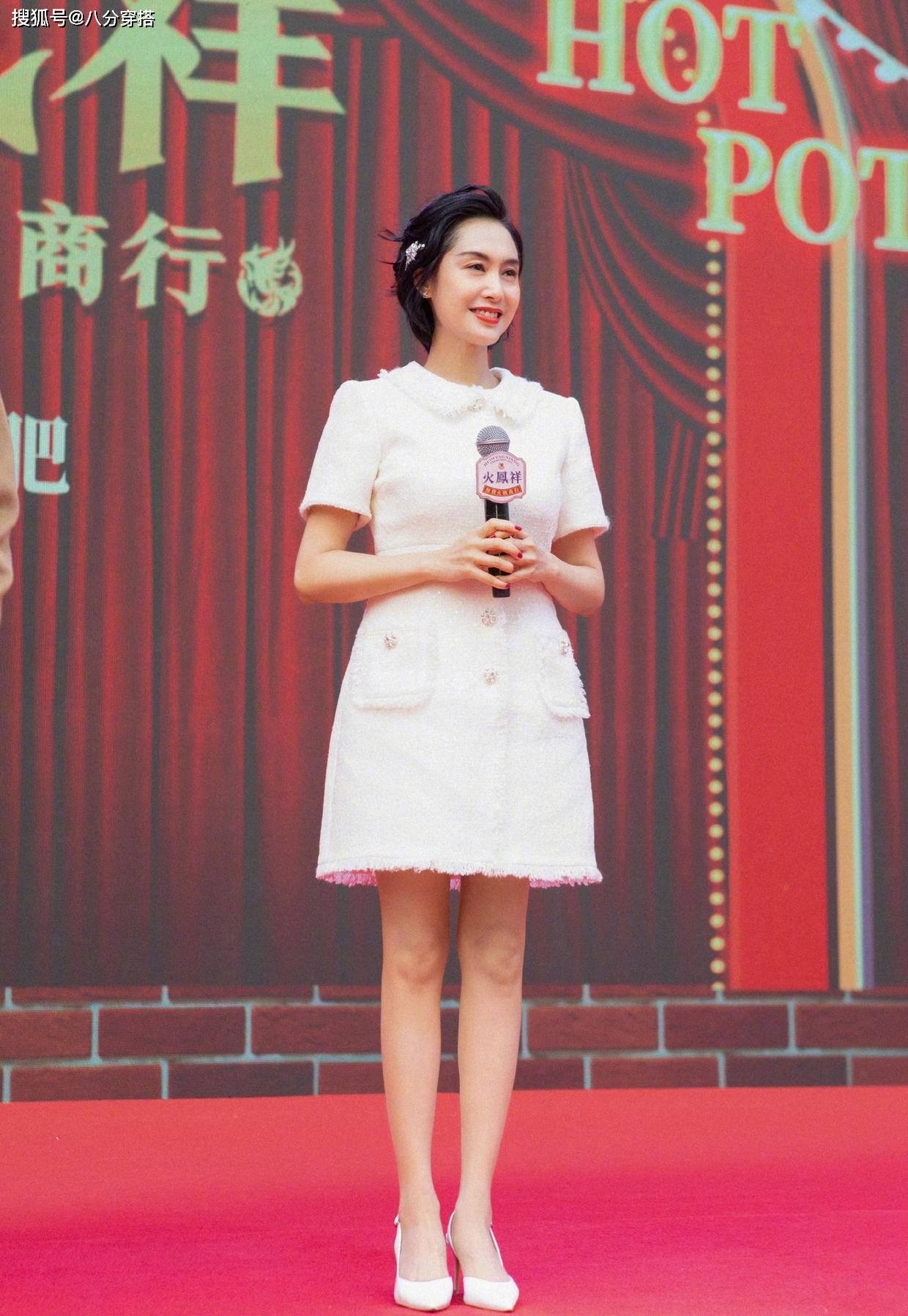 设计|又被朱茵惊艳到了，穿黑色挂脖礼服优雅古典，大秀曼妙身材好惹眼