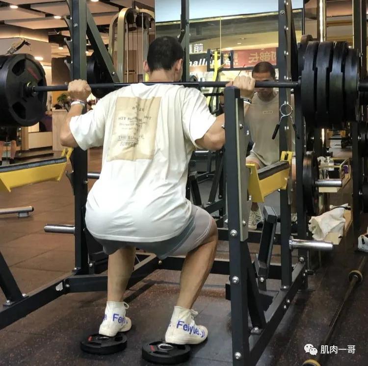 更衣室|190cm重庆肌肉教练更衣室自拍，身体实力藏不住了