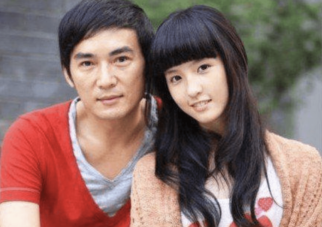 焦曼婷|53岁焦恩俊被女儿泥塑，画女妆扎马尾超萝莉，噘嘴卖萌毫无违和感
