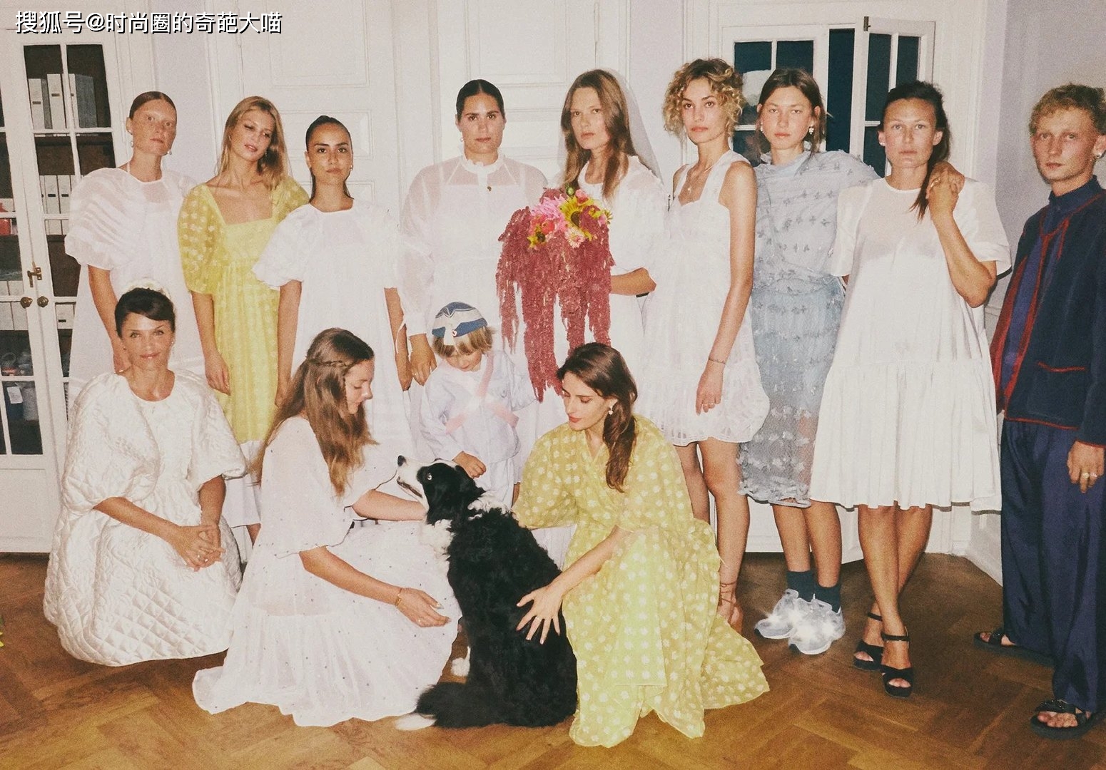 造型|繁琐的婚纱不再流行，吊带裙西装造型深受新娘喜爱，简单优雅