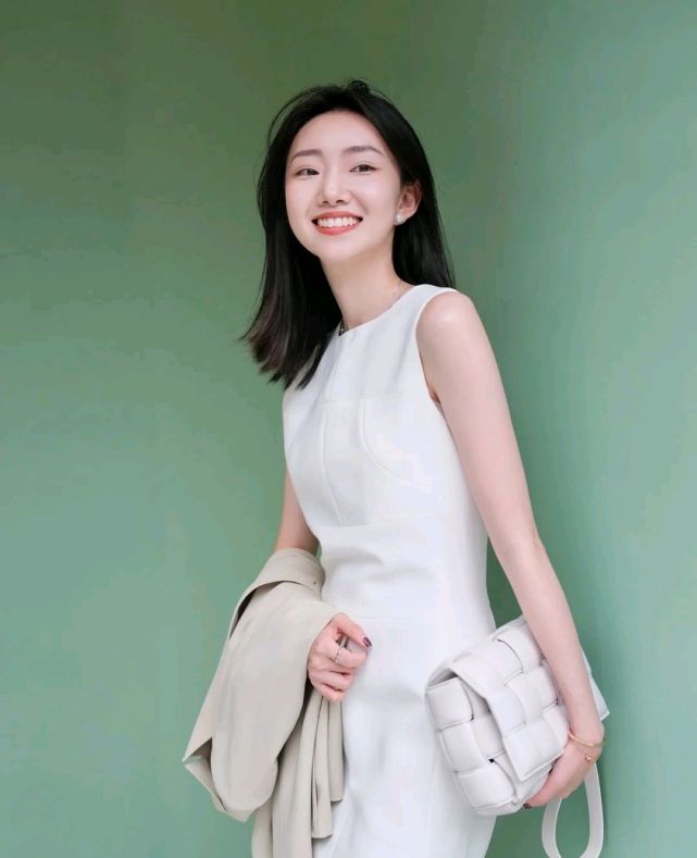 短裙|夏日穿搭要以简约实用为主，合适的穿搭，能把整个人衬得更有魅力