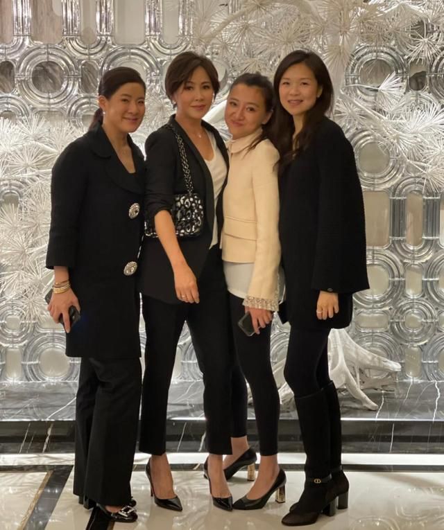 黑色|刘嘉玲参加美术馆开幕,跟富婆合影靠边站,但状态比年轻人还好!