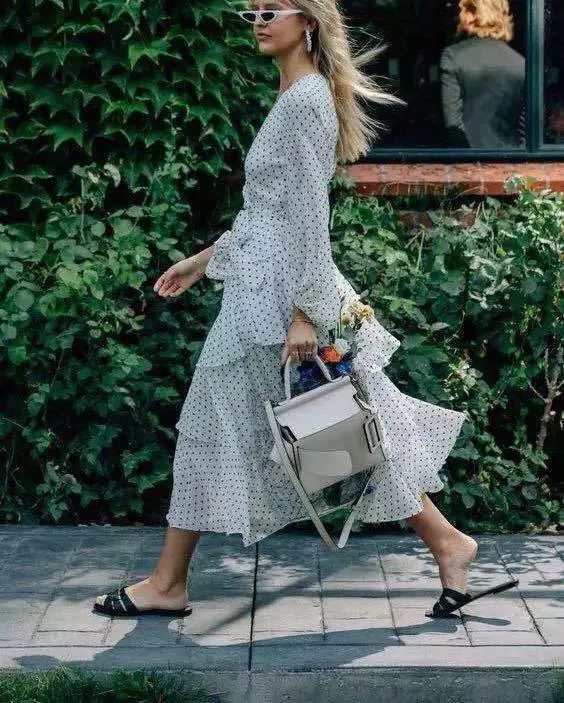 仙女|别再穿高跟鞋了，穿仙女裙＋平底鞋的你，时髦炸！