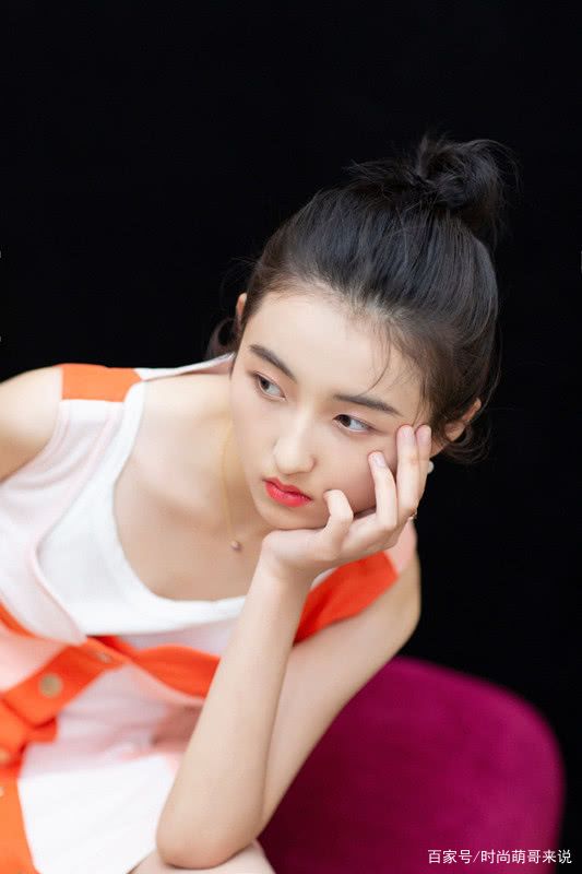 是属于|张子枫还是瘦下来好看，外穿拼色牛仔裙搭背心，又美又气质好！