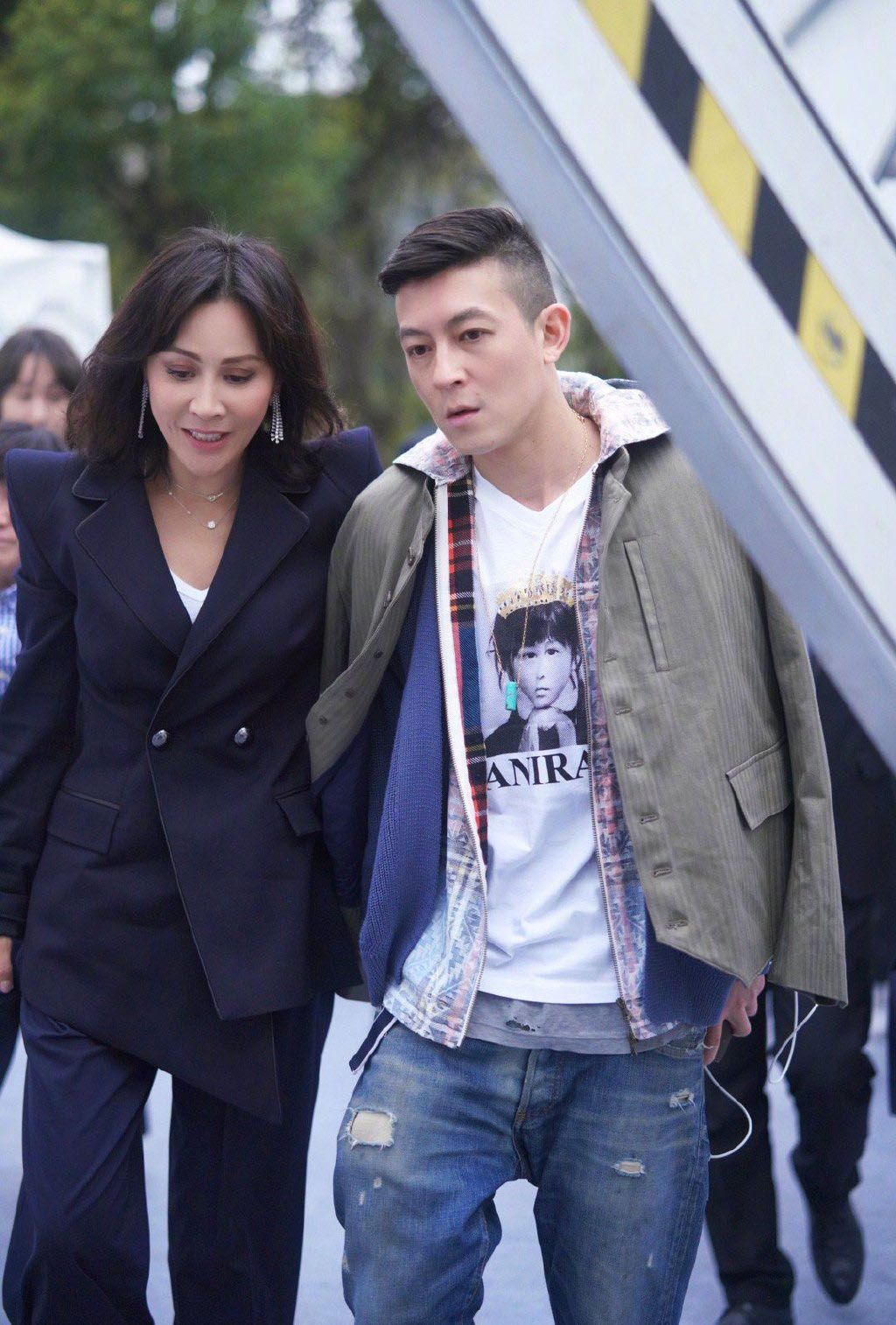 黑色|刘嘉玲参加美术馆开幕,跟富婆合影靠边站,但状态比年轻人还好!