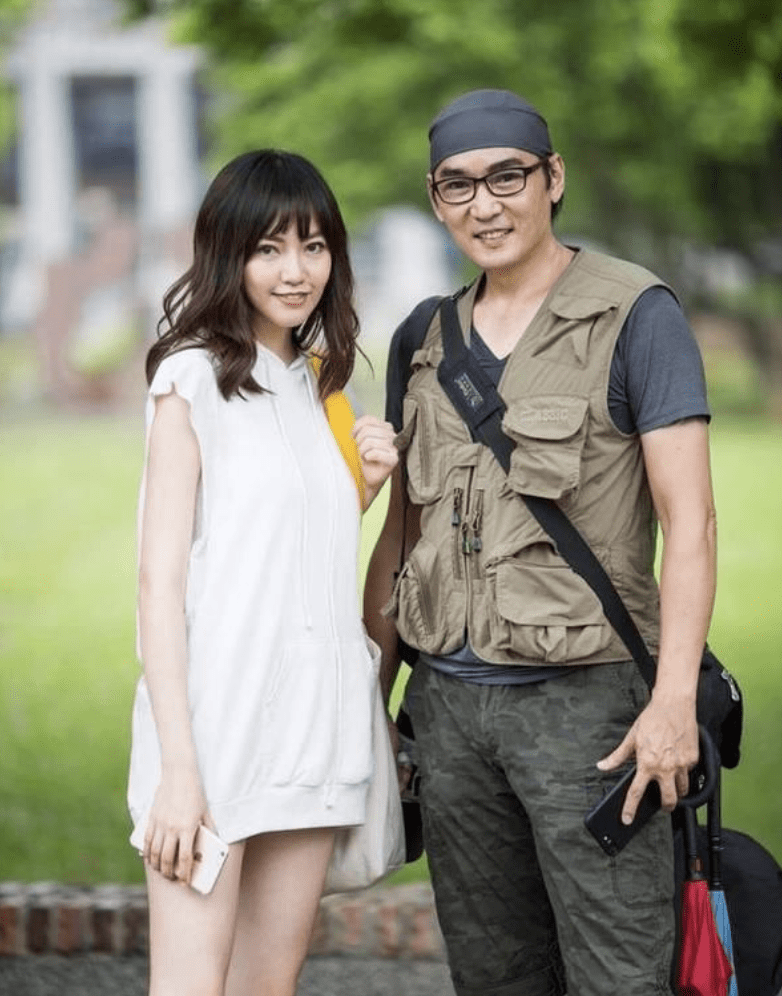 焦曼婷|53岁焦恩俊被女儿泥塑，画女妆扎马尾超萝莉，噘嘴卖萌毫无违和感