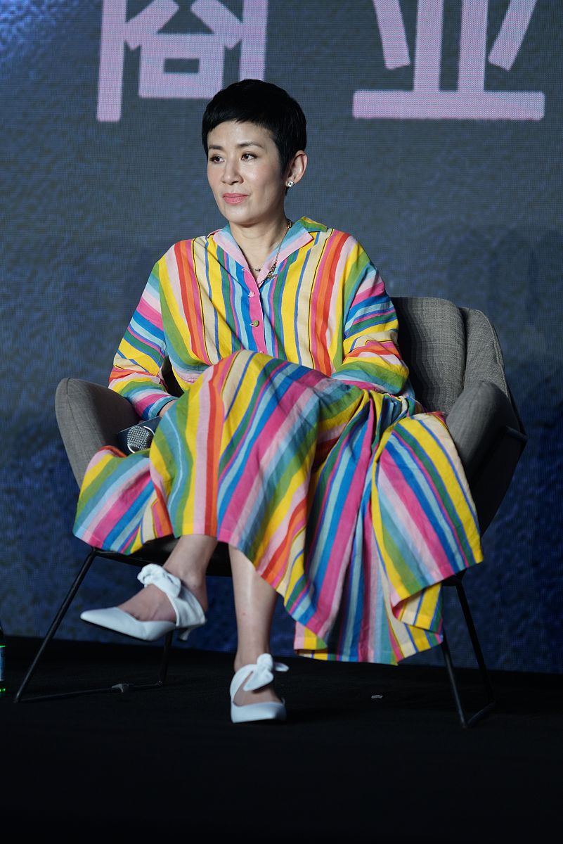 整体|被吴君如的好气质折服，穿彩虹条连衣裙也优雅气质，真不像54岁
