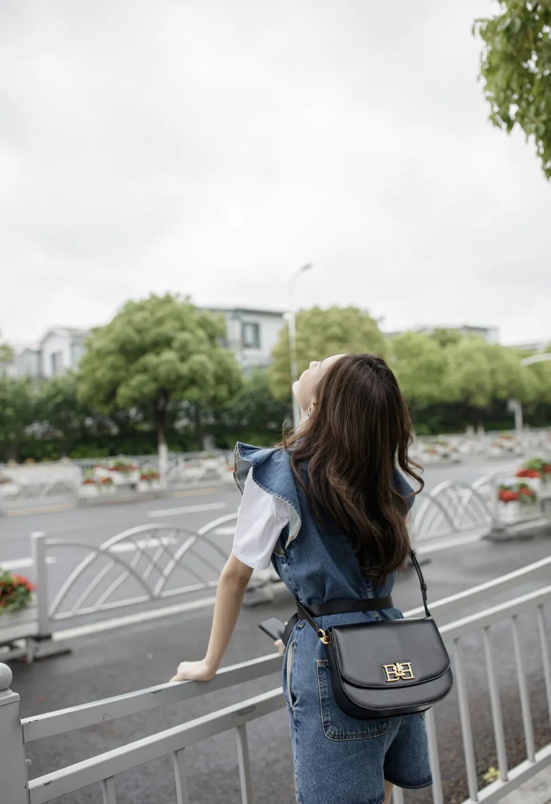 颜色|牛仔的连体装，沈梦辰搭配简约，白色加入清新，棒球帽带来青春